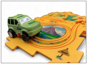 TOR WYŚCIGOWY Z SAMOCHODEM TERENOWYM UKŁADANKA PUZZLE Z DINOZAURAMI 8 ELEM.