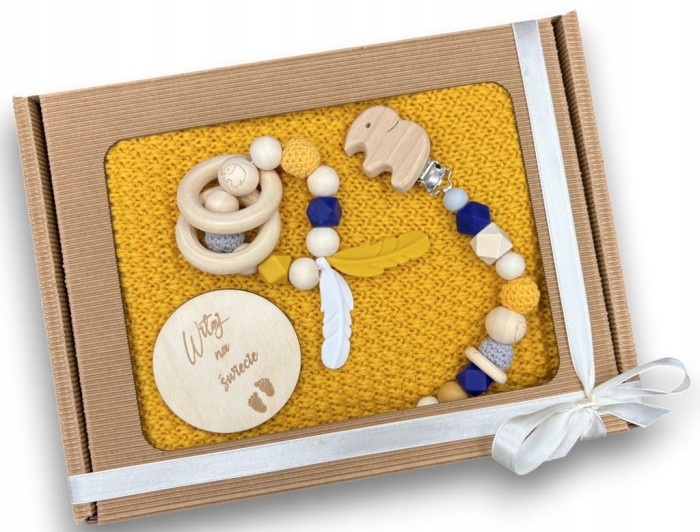 zestaw prezentowy dla noworodka witaj na świecie kocyk grzechotka zawieszka do smoczka - poony