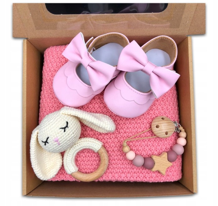 prezentowy gift box poony dla dziewczynki z kocykiem i bucikami