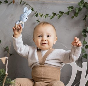 Króliczek - grzechotka gryzak dla dziecka biały ekologiczny na ząbkowanie + pudełko prezentowe - poony