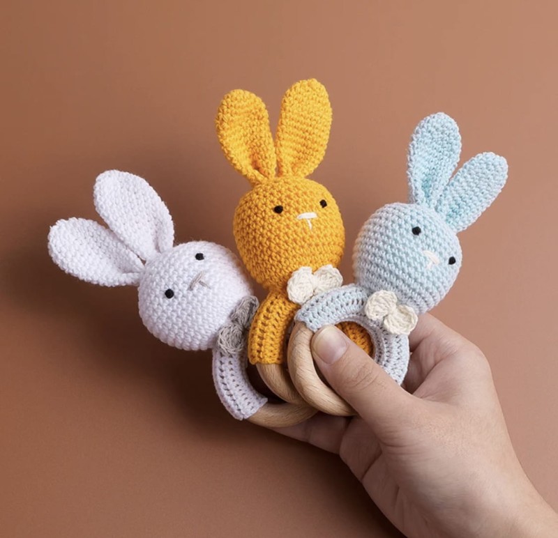 Króliczek - grzechotka gryzak dla dziecka biały ekologiczny na ząbkowanie + pudełko prezentowe - poony