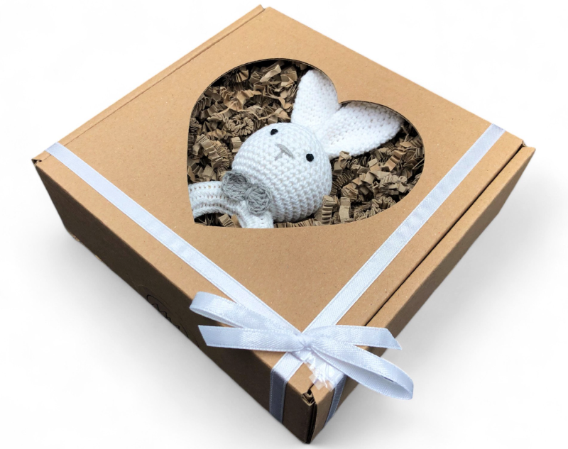 Króliczek - grzechotka gryzak dla dziecka biały ekologiczny na ząbkowanie + pudełko prezentowe - poony