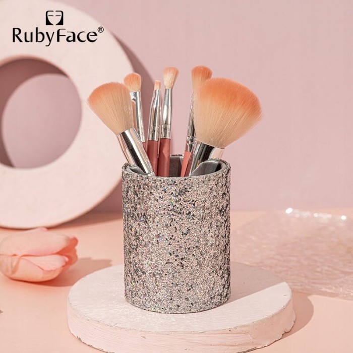 Zestaw pędzli Ruby Face w brokatowym kubeczku Set pięciu pędzli do make-up